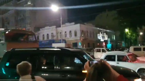 Prigozhin à saída da cidade de Rostov, no carro preto, foi saudado por populares. Foto Telegram