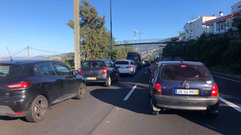 A fila de trânsito já se estende por quase 5 quilómetros.&nbsp; Foto DR