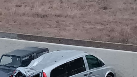 Esta viatura ficou bastante danificada ao ser atingida na zona onde estava estacionada.&nbsp; Foto Gonçalo Maia