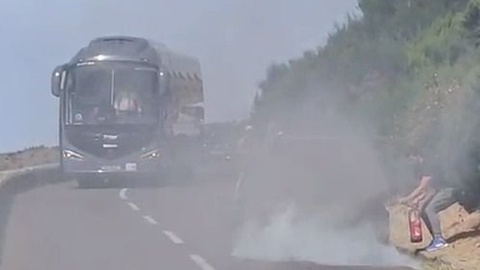 O uso de um extintor, no incêndio de ontem, não evitou que o fogo consumisse todo o veículo.&nbsp;