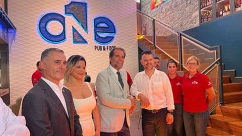 Albuquerque visitou o novo estabelecimento de restauração ‘Number One
Pub &amp; Food’, em Machico