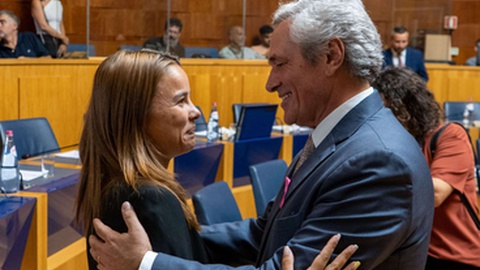 José Manuel Rodrigues fez questão de cumprimentar pessoalmente os novos deputados.