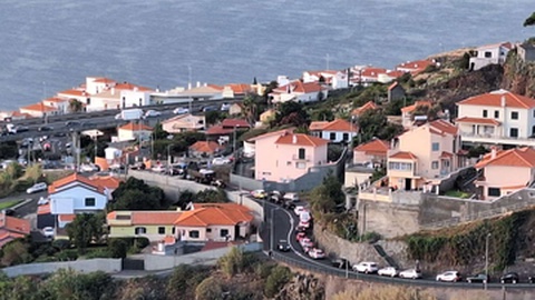 Estradas de acesso à Via Rápida, como aqui no Caniço, estão bloqueadas.