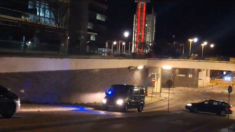 Os três arguidos detidos são transportados numa carrinha escoltada por dois automóveis descaracterizados da PJ