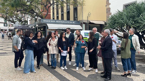 Está a decorrer uma concentração de jornalistas junto à ALM.