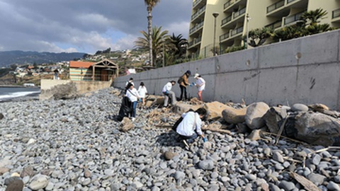 A limpeza decorreu na manhã desta qauinta-feira, na Praia Formosa.