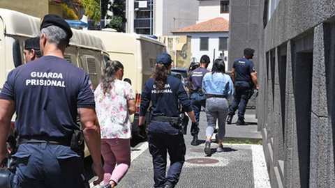 Desfocamos as imagens para proteger a identidade dos arguidos