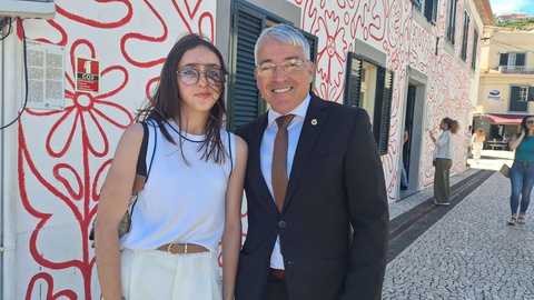 Representante do Povo ao lado do presidente da Câmara.