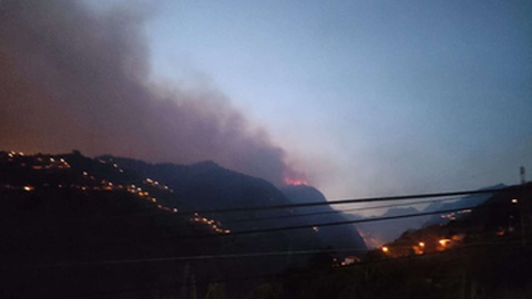 Fotos tirada ao anoitecer, mostrava o avançar das chamas Paul da Serra dentro.&nbsp; &nbsp;Foto DR