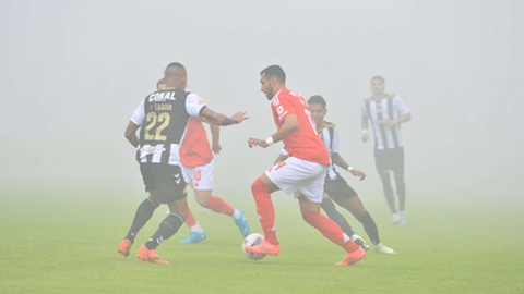 Foram jogados menos de 10 minutos, até a decisão do árbitro de suspender a partida.