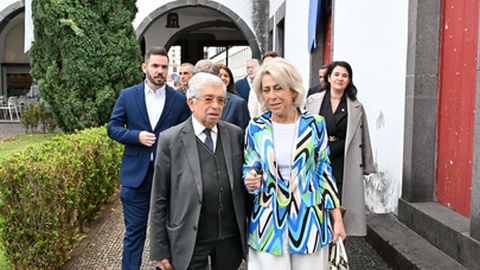 Padre Agostinho Jardim Moreira e Ana Sousa, secretária regional de Inclusão Social, Trabalho e Juventude, ainda em funções.&nbsp; Foto Rui Silva/Aspress