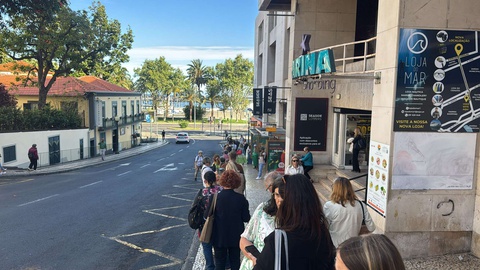 Paragens cheias de passageiros sem autocarros