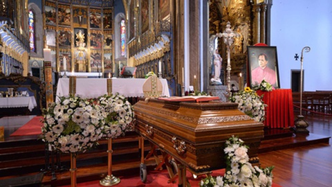 O corpo de D. Teodoro de Faria, bispo emérito do Funchal, encontra-se em câmara ardente na Sé do Funchal desde a tarde desta segunda-feira, 25 de Agosto