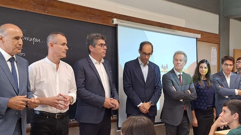 A comitiva esteve na Escola Gonçalves Zarco.