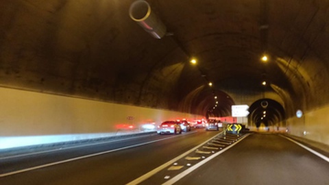 Acidente ocorreu na Via Rápida, na zona da Fundoa, sentido Funchal - Santa Cruz.&nbsp;