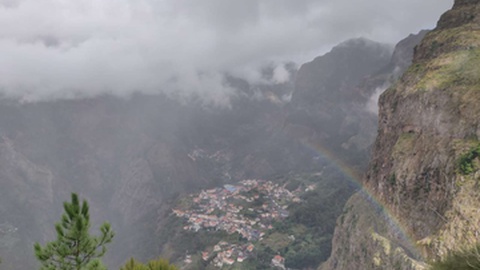 O dia de hoje deverá ficar marcado por muitas nuvens e chuva.&nbsp;