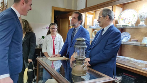 Miguel Albuquerque visitou, esta manhã, a loja&nbsp;de borbados Lino &amp; Araújo, que assinala 100 anos de existência.