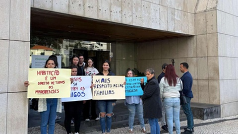 Grupo de cidadãos que se reuniram, esta manhã, na sede do IHM
