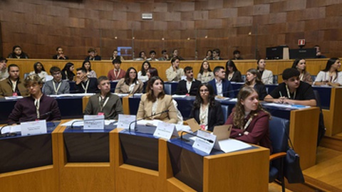 A sessão do Parlamento dos Jovens prossegue na parte da tarde.