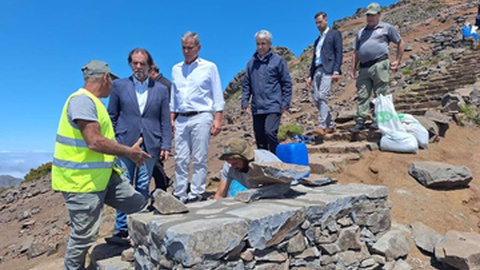 Miguel Albuquerque visitou, esta terça-feira, as obras que decorrem na vereda do Pico do Areeiro.&nbsp;