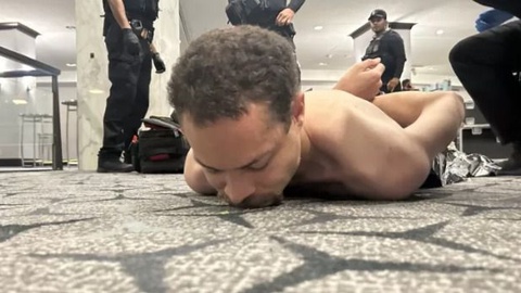 A foto do suspeito foi publicada por Donald Trump nas suas redes sociais.&nbsp;