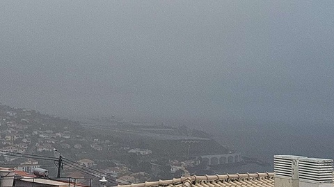 Neste momento encontra-se má visibilidade na zona de aproximação à pista, tecto baixo de nuvens e precipitação