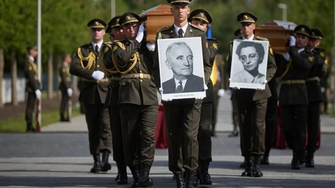 Cerimónia assinala reenterro dos restos mortais do líder militar ucraniano do século XX Andrii Melnyk.&nbsp;