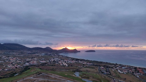 São esperados&nbsp;períodos de céu muito nublado, em especial por nuvens altas durante a manhã, tanto na Madeira, como no Porto Santo.