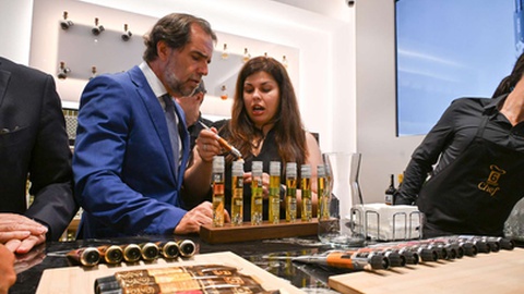 A dona da loja Sabores de Portugal, Andreia Ferreira, com Miguel Albuquerque.