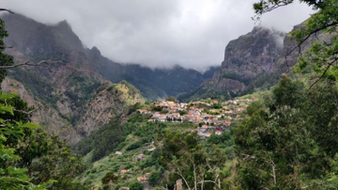 Turistas iniciaram o percurso no Curral das Freiras e pretendiam chegar ao Pico Ruivo.&nbsp;