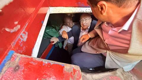 O ministro José Manuel Fernandes visitou o barco espadeiro 'Lombo do Doutor' e reconheceu a necessidade de melhorar as condições da frota. FOTOS RUI SILVA/ASPRESS