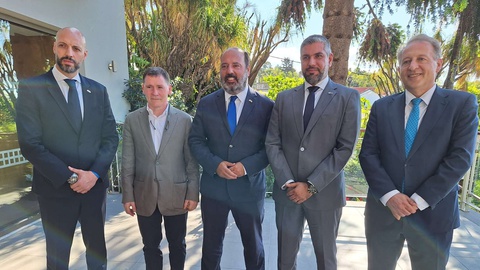 Os deputados à Assembleia da República Francisco Gomes, Pedro Pinto e Eduardo Teixeira, intercalados pelo presidente da Câmara de São Vicente, José Carlos Gonçalves, e pelo líder regional do Chega, Hugo Nunes.