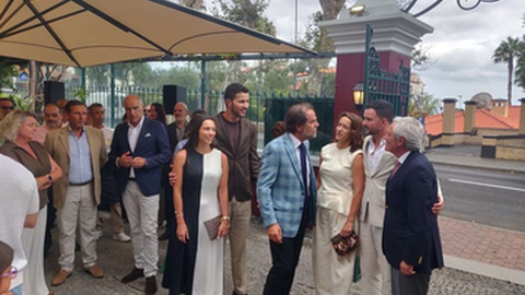 Miguel Albuquerque marcou presença na inauguração do remodelado restaurante Chalet Vicente.&nbsp;