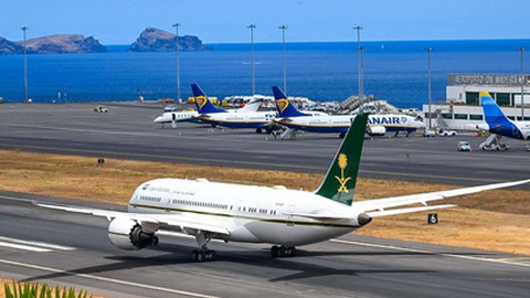 No dia de ontem, um Boeing 787 Dreamliner, da frota do Reino da Arábia Saudita, fez várias aterragens e descolagens no Aeroporto Internacional da Madeira - Cristiano Ronaldo.