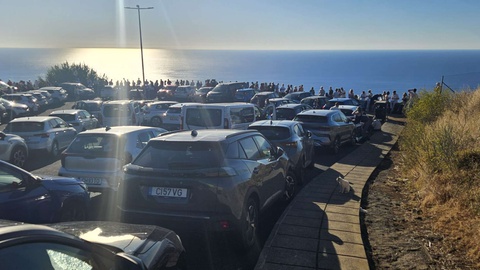 Como se consegue perceber pela imagem, foram muitos os que escolheram a Ponta do Pargo para assistir ao eclipse solar.&nbsp;