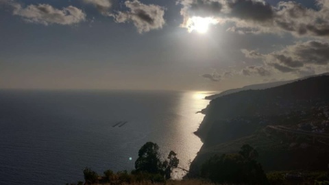 É esperado um dia com poucas nuvens na Madeira.&nbsp;