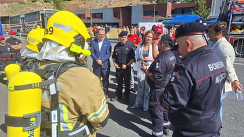 Micaela Freitas esteve hoje no Serviço Regional de Protecção Civil, onde procedeu à entrega de novos equipamentos a todas as corporações de bombeiros da Região.&nbsp;