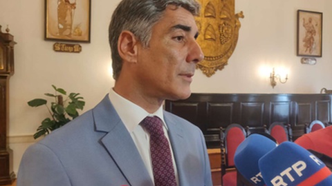Luís Filipe Santos quando prestava declarações aos jornalistas após a reunião de Câmara desta quinta-feira.&nbsp;