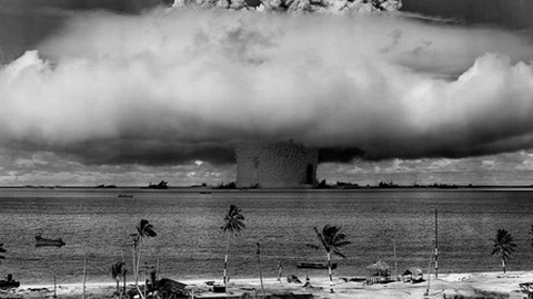 Imagem dos testes nucleares realizados no Atol de Bikini, em 1946.