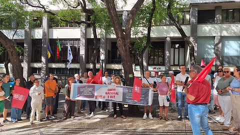 Trabalhadores e sindicatos concentraram-se junto ao Palácio do Governo, no Funchal.&nbsp;
