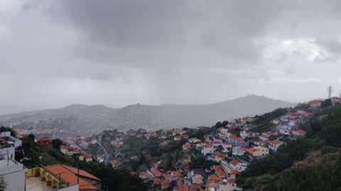 Nuvens e aguaceiros vão marcar presença esta quinta-feira.&nbsp;