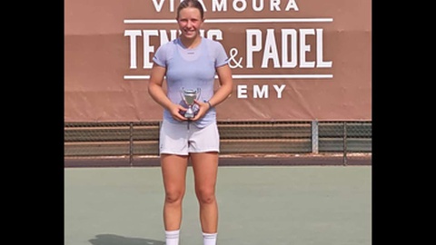 Madalena Fernandes com a taça conquistada hoje. Foto DR