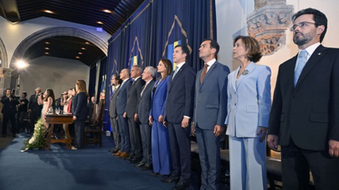 O XVI Governo Regional tomou posse ontem, na Assembleia Legislativa da Madeira. Albuquerque faz-se acompanhar por oito secretários regionais, seis dos quais estreantes nestas funções.&nbsp;