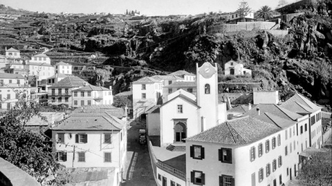 Legenda da fotografia: Vila da Ponta do Sol; ao centro, a rua Dr. João Augusto Teixeira e a igreja de Nossa Senhora da Luz. Foto Figueiras, posterior a 1930, negativo em película, MFM-AV, em depósito no ABM, PHF/123.