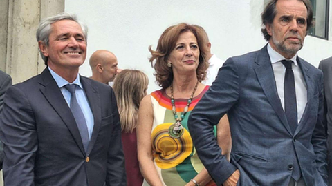 José Manuel Rodrigues e Miguel Albuquerque, intercalados por Cristina Pedra, ontem, na inauguração da filial da Madeira da Irmãos Peixoto, S.A.