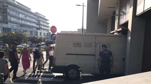 Entrada da carrinha da Guarda Prisional que transportou o arguido para o tribunal do Funchal (Edifício 2000).