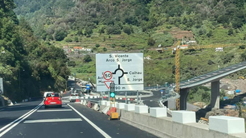 Pré-aviso gráfico junto à nova rotunda da via expresso, na Ribeira de São Jorge