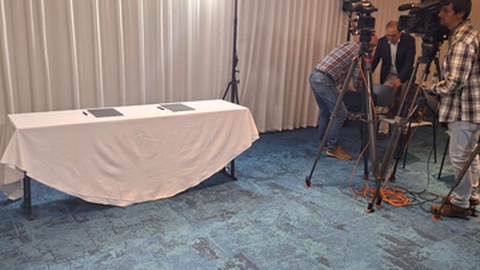 Mesa para a conferência de Paulo Cafôfo e Élvio Sousa.