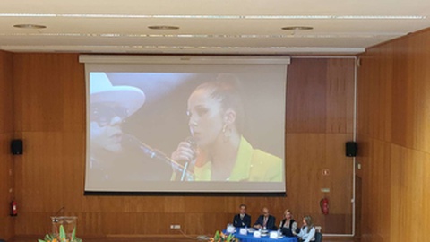 Foi ao som de&nbsp; 'Que O Amor Te Salve Nesta Noite Escura', pelas vozes da fadista Sara Correia e do cantor Pedro Abrunhosa, que arrancou o seminário sobre educação para sexualidade que decorre na Escola Profissional Dr. Francisco Fernandes, no Funchal.&nbsp;