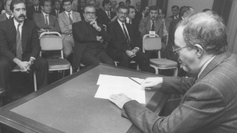 Henrique Abrantes no momento da constituição do banco, no Funchal, a 15 de Janeiro de 1988. Na primeira fila, Miguel de Sousa, cónego Tomé Velosa e Nélio Mendonça, ambos falecidos. Foto Arquivo DIÁRIO